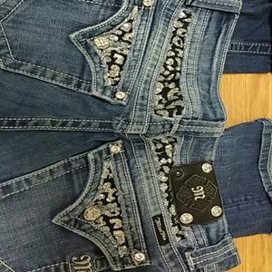 Miss Me Capri. Size 28 easy capri.  2 embellishments missing from back label.